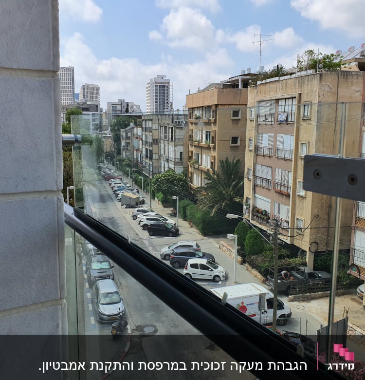 מעקה זכוכית עם מחבר מתכת במרפסת